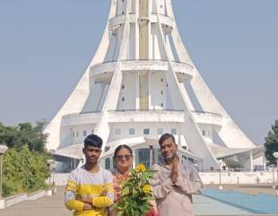गत दिवस जैजैपुर से सामाजिक कार्यकर्ता श्री रविंदर सिंह ने सपरिवार गिरौदपुरी के पवन दर्शन कर अपने आपको धन्य मानते हुए बाबा घासीदास जी के स्थान को अलौकिक बताया और पावन कुंड के भी दर्शन किया।श्री सिंह सा पत्नीक दर्शन के प्रथम बार गिरौदपुरी पधारे थे ,सबसे पहले उन्होंने भगवान शिवरीनारायण के दरबार में माता टेका तदोपरांत गिरौदपुरी के दर्शन कर अपार हर्षित हुए।वरिष्ठ नागरिकों को ऊपर जाने सभी लिफ्ट को दुरुस्त किया जाए और कमजोर , अशक्त ,वरिष्ठ नागरिक आदि को लिफ्ट का लाभ मिले ये प्रार्थना भी श्री सिंह ने की है ताकि सभी को शिखर के भी दर्शन प्राप्त हो,ये अपील श्री सिंह ने प्रबंधन से की है।