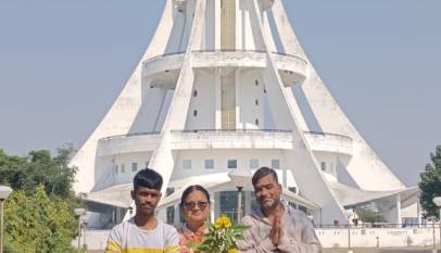 गत दिवस जैजैपुर से सामाजिक कार्यकर्ता श्री रविंदर सिंह ने सपरिवार गिरौदपुरी के पवन दर्शन कर अपने आपको धन्य मानते हुए बाबा घासीदास जी के स्थान को अलौकिक बताया और पावन कुंड के भी दर्शन किया।श्री सिंह सा पत्नीक दर्शन के प्रथम बार गिरौदपुरी पधारे थे ,सबसे पहले उन्होंने भगवान शिवरीनारायण के दरबार में माता टेका तदोपरांत गिरौदपुरी के दर्शन कर अपार हर्षित हुए।वरिष्ठ नागरिकों को ऊपर जाने सभी लिफ्ट को दुरुस्त किया जाए और कमजोर , अशक्त ,वरिष्ठ नागरिक आदि को लिफ्ट का लाभ मिले ये प्रार्थना भी श्री सिंह ने की है ताकि सभी को शिखर के भी दर्शन प्राप्त हो,ये अपील श्री सिंह ने प्रबंधन से की है।