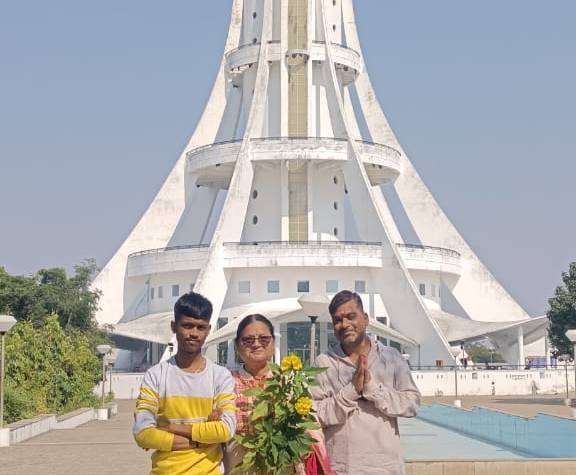 गत दिवस जैजैपुर से सामाजिक कार्यकर्ता श्री रविंदर सिंह ने सपरिवार गिरौदपुरी के पवन दर्शन कर अपने आपको धन्य मानते हुए बाबा घासीदास जी के स्थान को अलौकिक बताया और पावन कुंड के भी दर्शन किया।श्री सिंह सा पत्नीक दर्शन के प्रथम बार गिरौदपुरी पधारे थे ,सबसे पहले उन्होंने भगवान शिवरीनारायण के दरबार में माता टेका तदोपरांत गिरौदपुरी के दर्शन कर अपार हर्षित हुए।वरिष्ठ नागरिकों को ऊपर जाने सभी लिफ्ट को दुरुस्त किया जाए और कमजोर , अशक्त ,वरिष्ठ नागरिक आदि को लिफ्ट का लाभ मिले ये प्रार्थना भी श्री सिंह ने की है ताकि सभी को शिखर के भी दर्शन प्राप्त हो,ये अपील श्री सिंह ने प्रबंधन से की है।