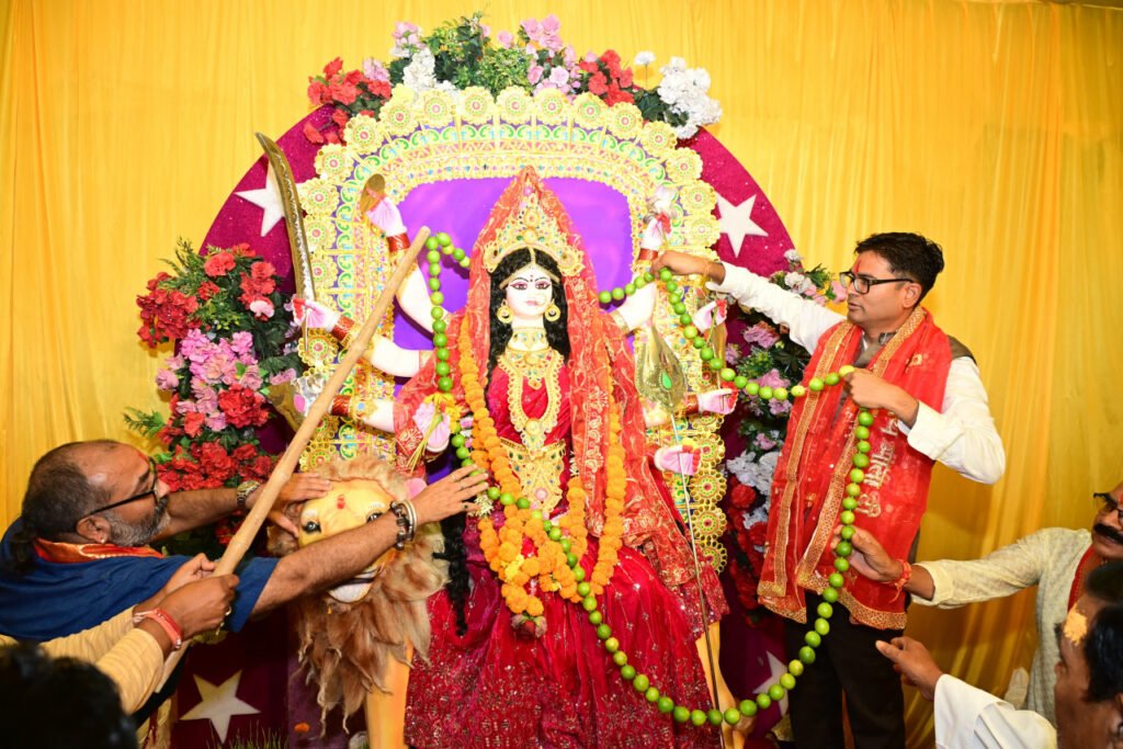 वित्त मंत्री श्री ओ.पी. चौधरी ने रायगढ़ के विभिन्न दुर्गा पूजा पंडालों में की पूजा-अर्चना, प्रदेशवासियों की सुख-समृद्धि की कामना