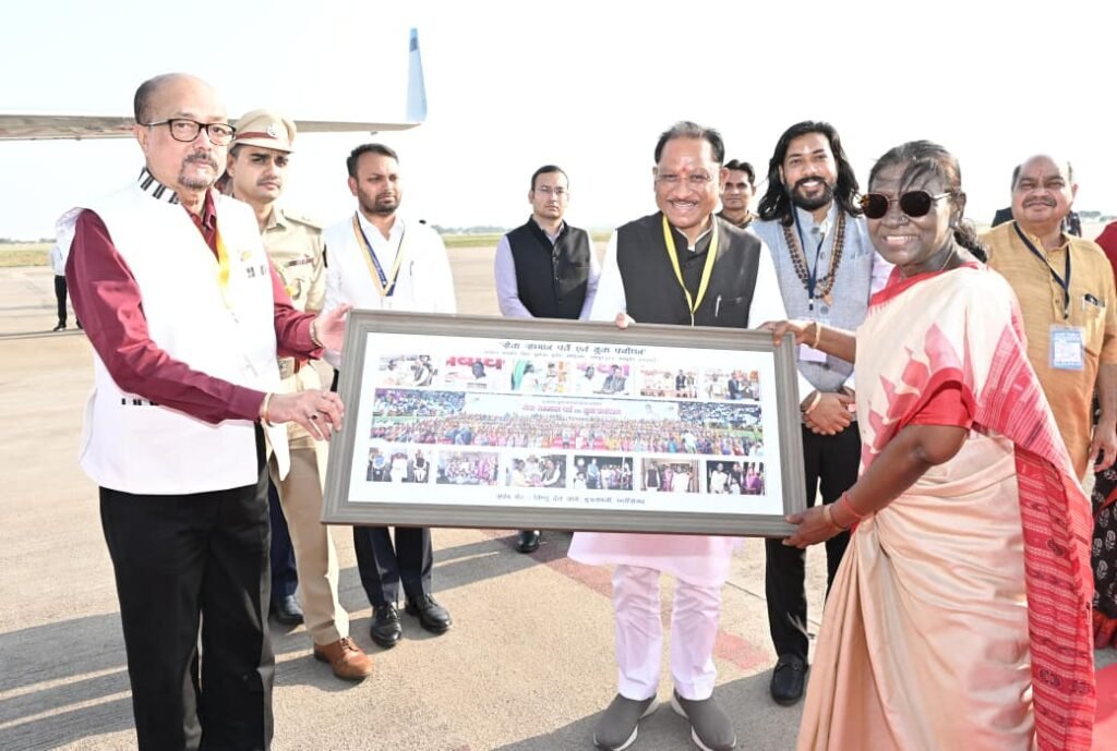 रायपुर : राष्ट्रपति श्रीमती द्रौपदी मुर्मु छत्तीसगढ़ प्रवास के पश्चात रायपुर से हुईं रवाना